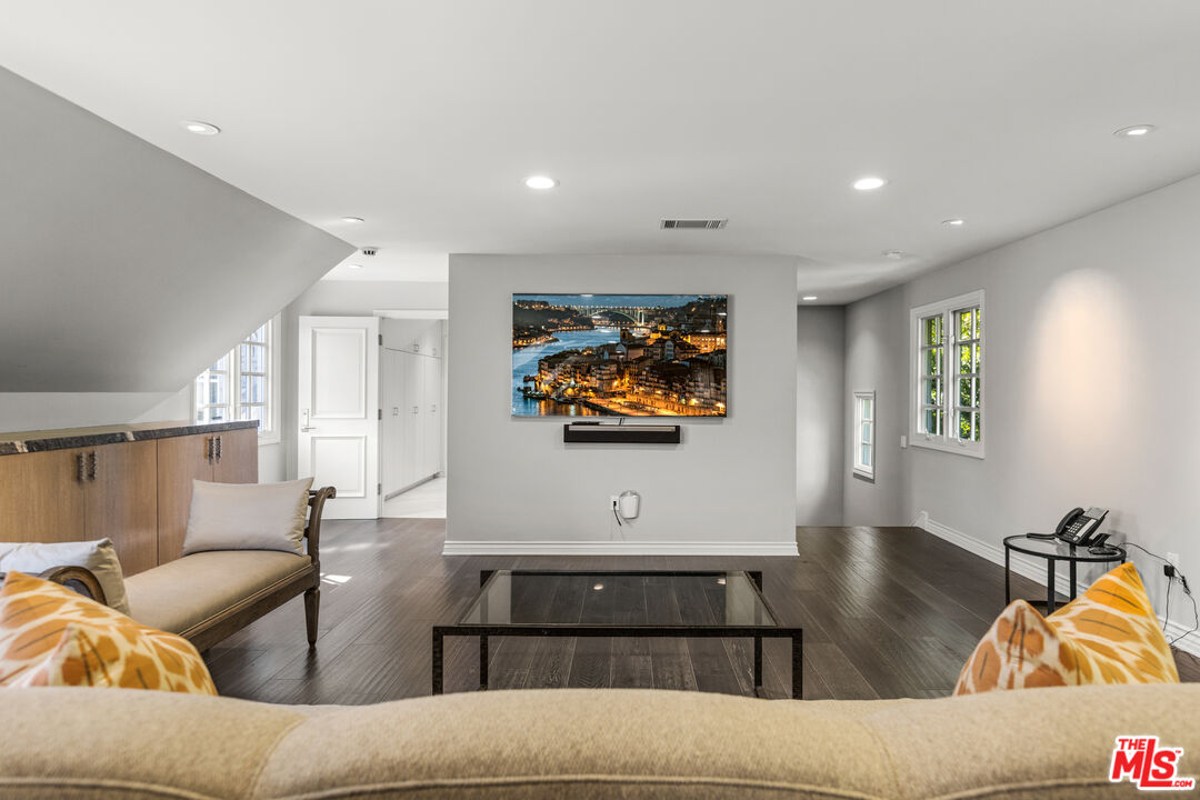 View Cascade, Kings Ct, 90077