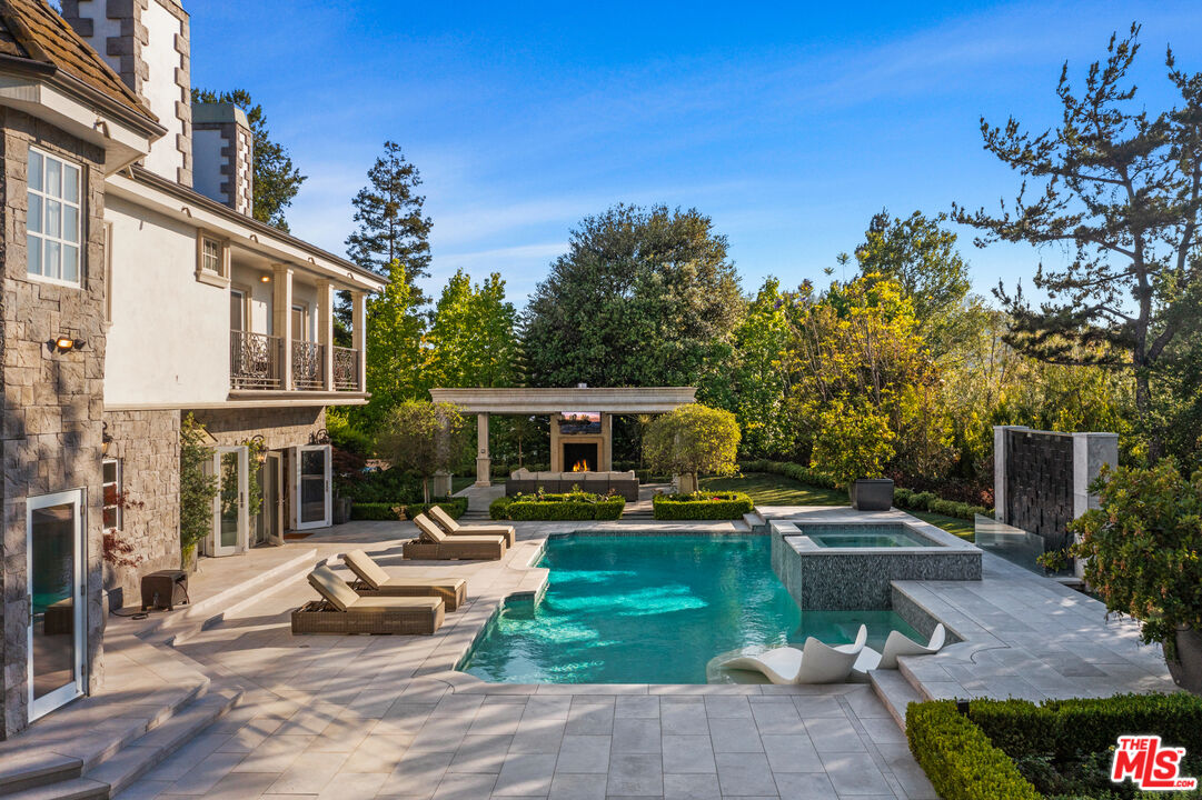 View Cascade, Kings Ct, 90077