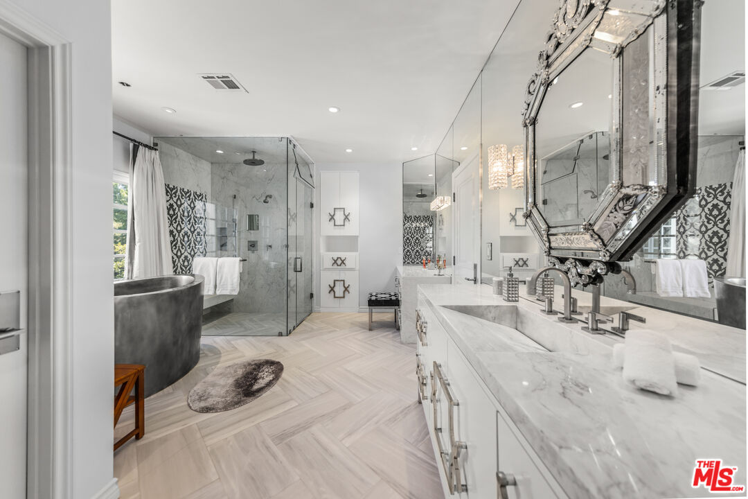 View Cascade, Kings Ct, 90077