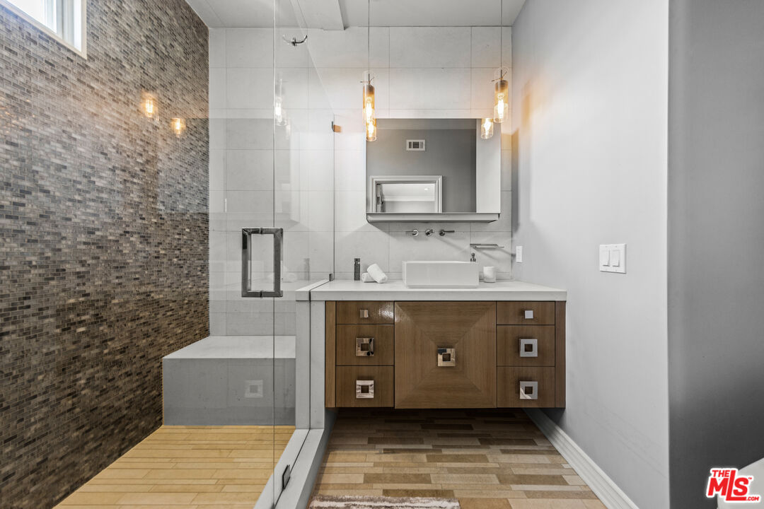 View Cascade, Kings Ct, 90077