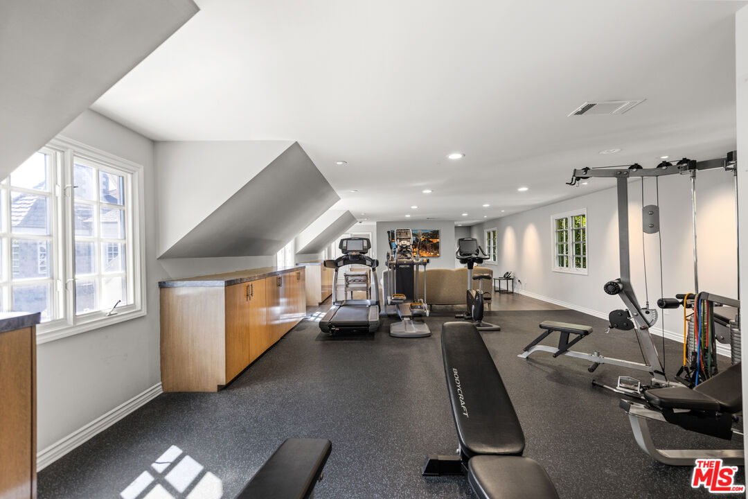 View Cascade, Kings Ct, 90077