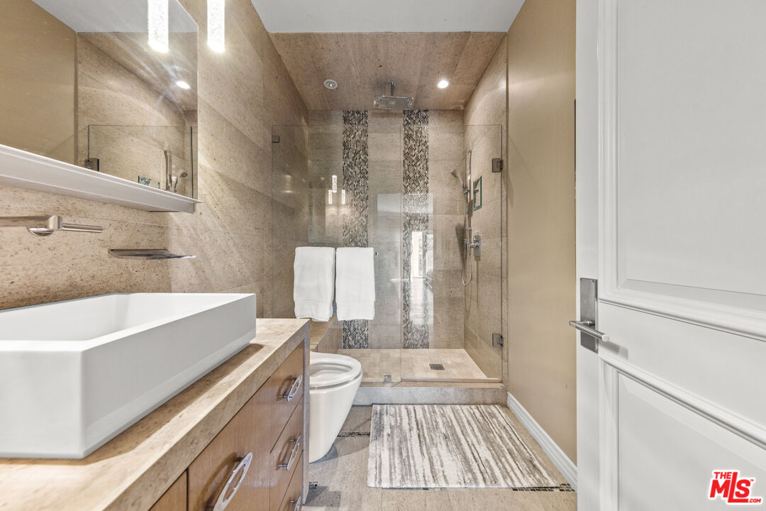 View Cascade, Kings Ct, 90077