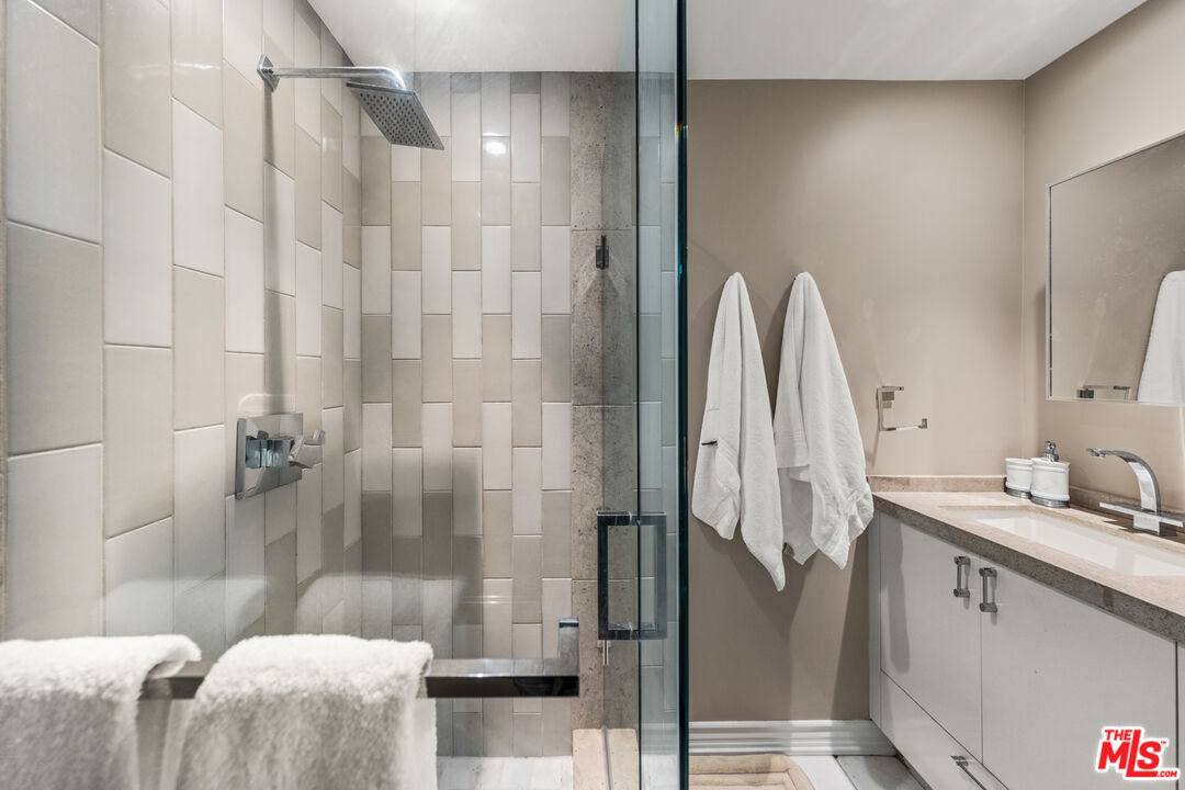 Azure Radiant, Kings Ct, 90077