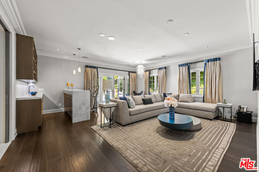 Azure Radiant, Kings Ct, 90077