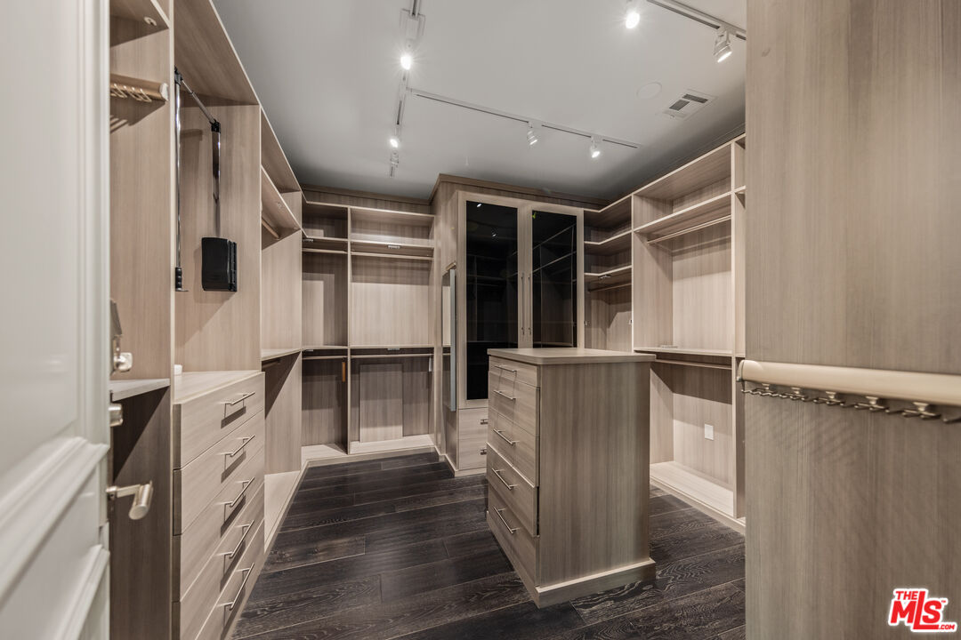 Azure Radiant, Kings Ct, 90077