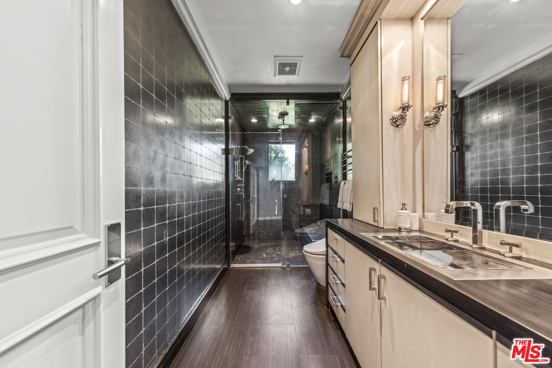 Azure Radiant, Kings Ct, 90077