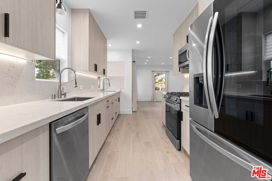 1901 S Point View St