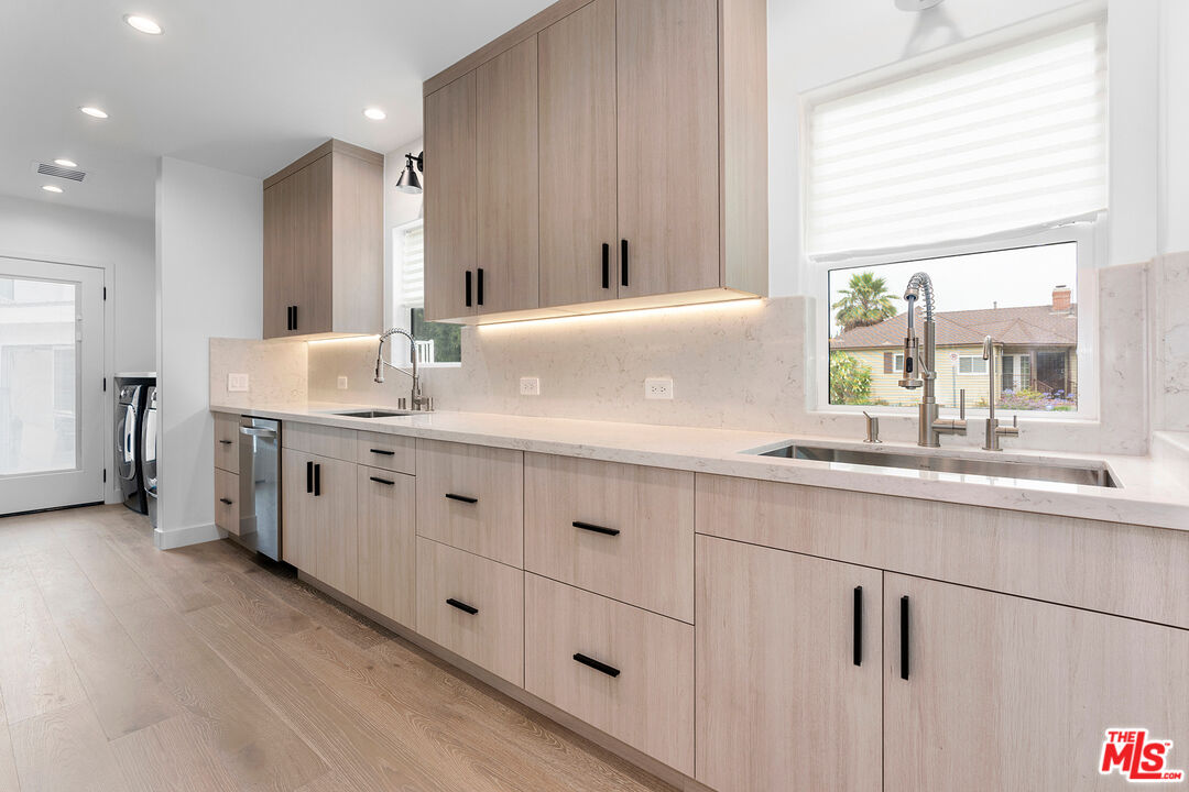 1901 S Point View St