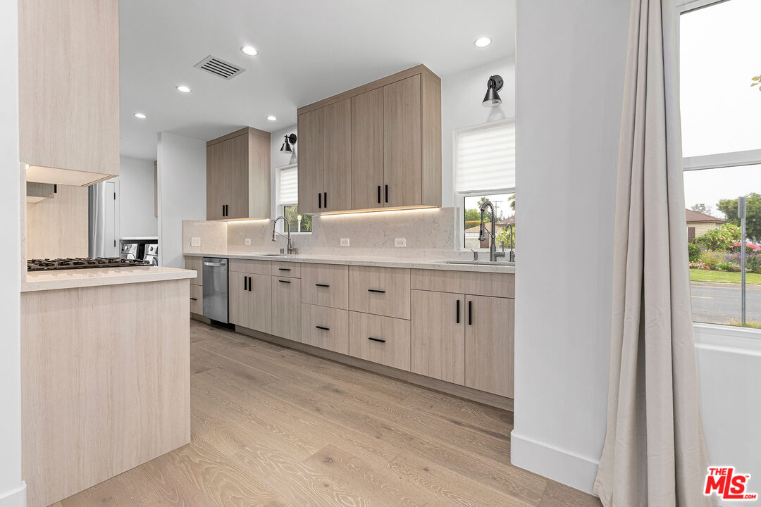 1901 S Point View St