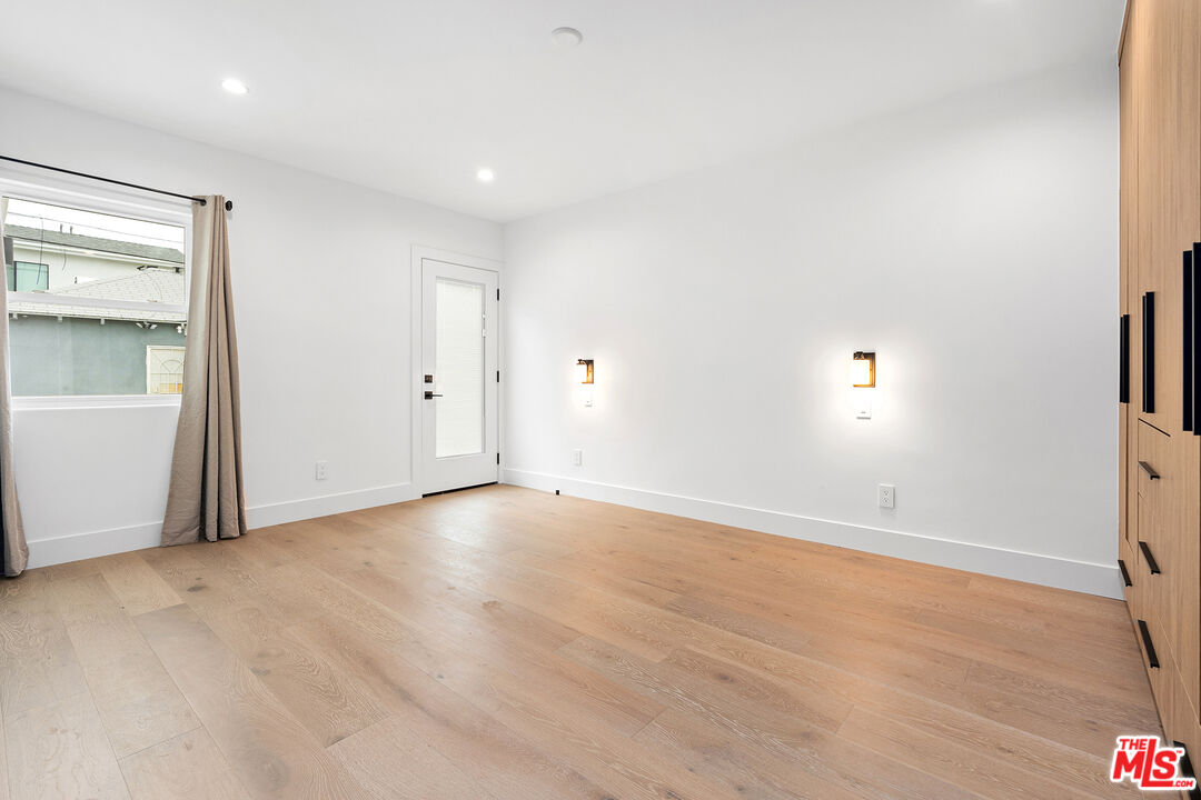 1901 S Point View St