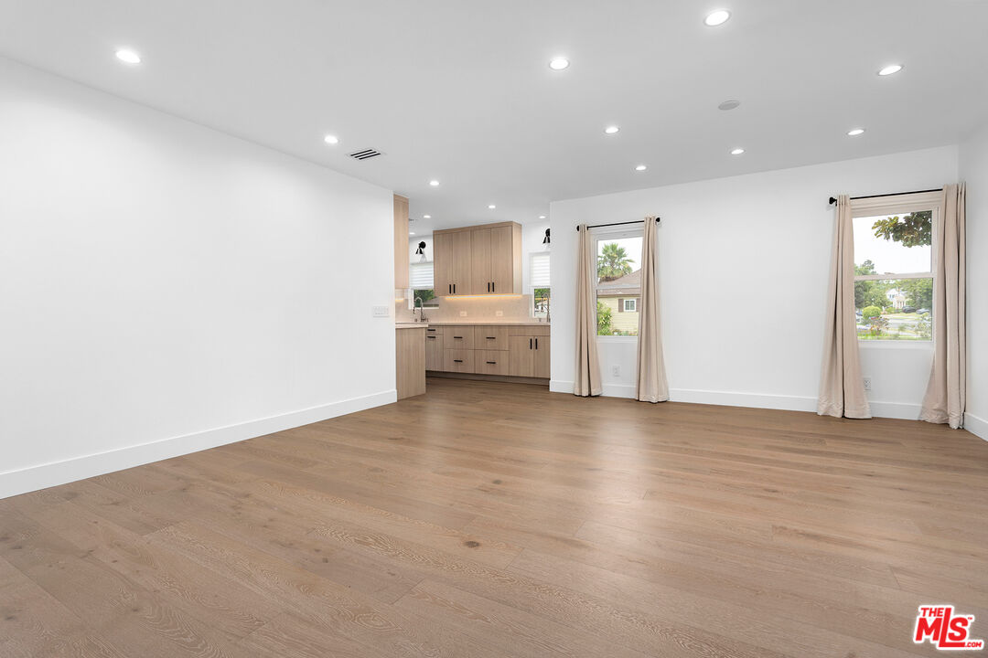 1901 S Point View St