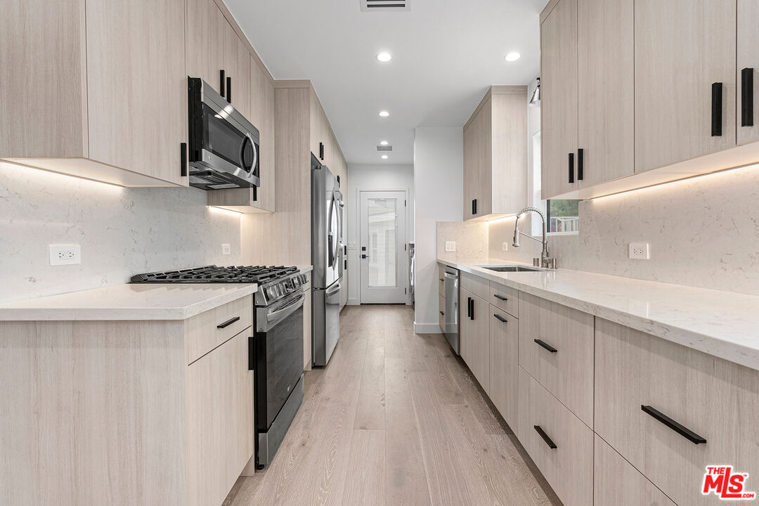 1901 S Point View St