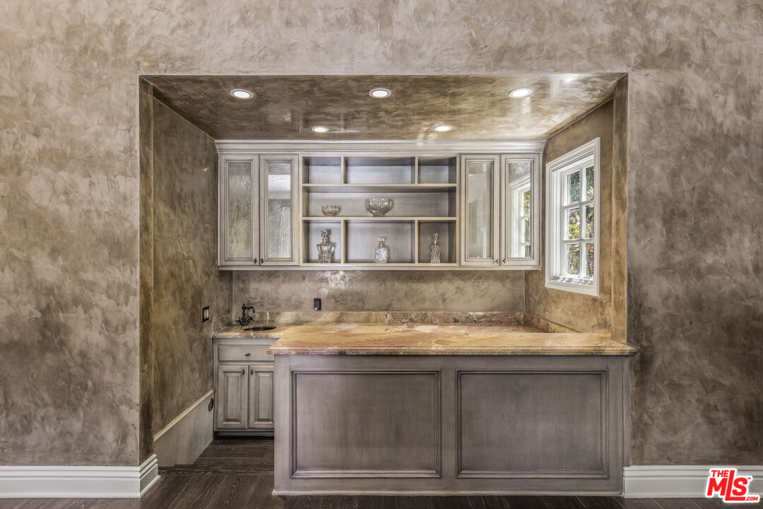 Golden Palazzo, Kings Ct, 90077