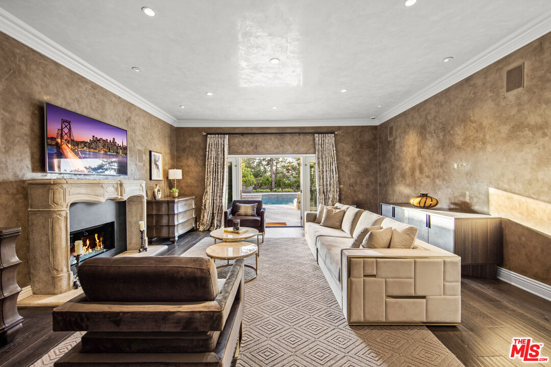 Golden Palazzo, Kings Ct, 90077