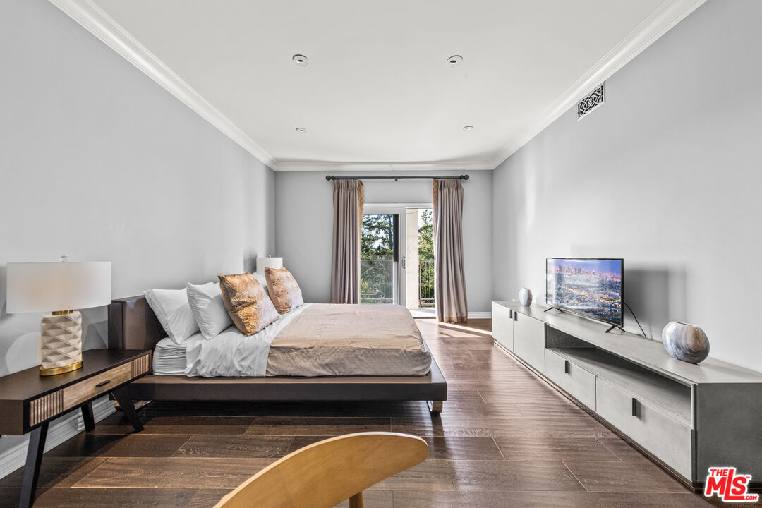 Golden Palazzo, Kings Ct, 90077