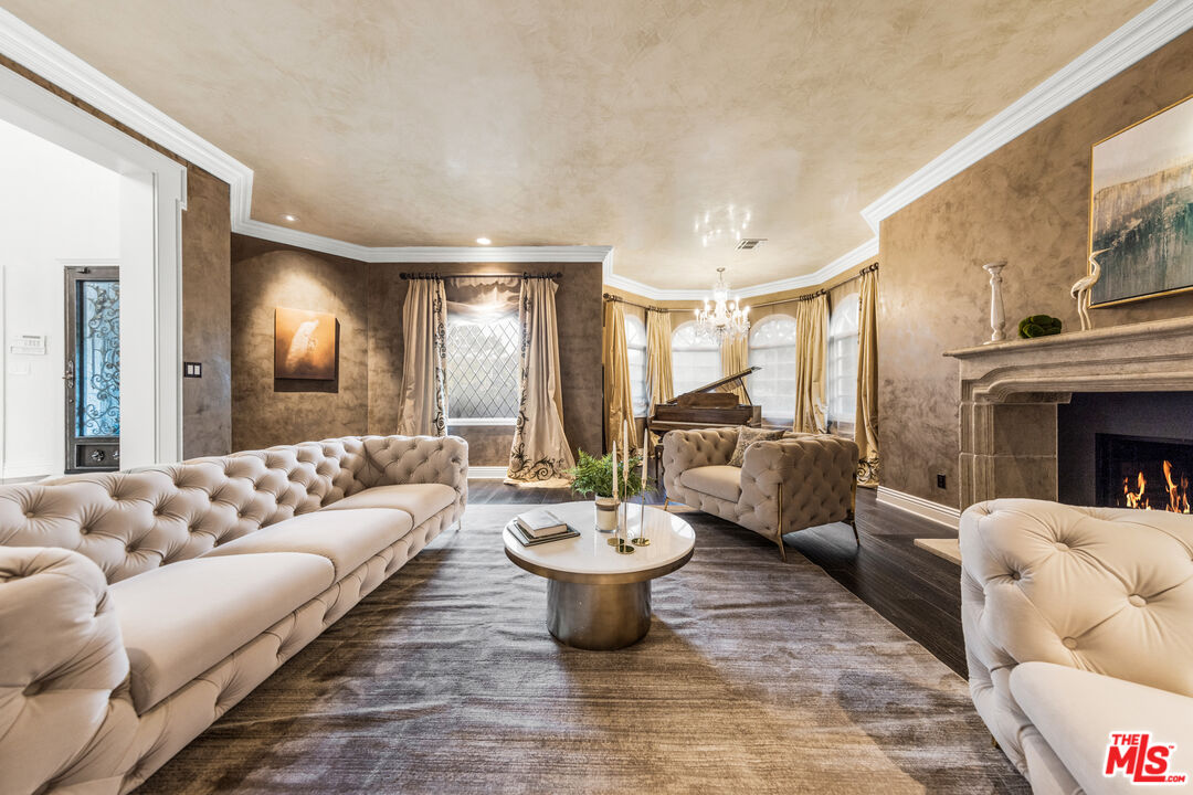 Golden Palazzo, Kings Ct, 90077