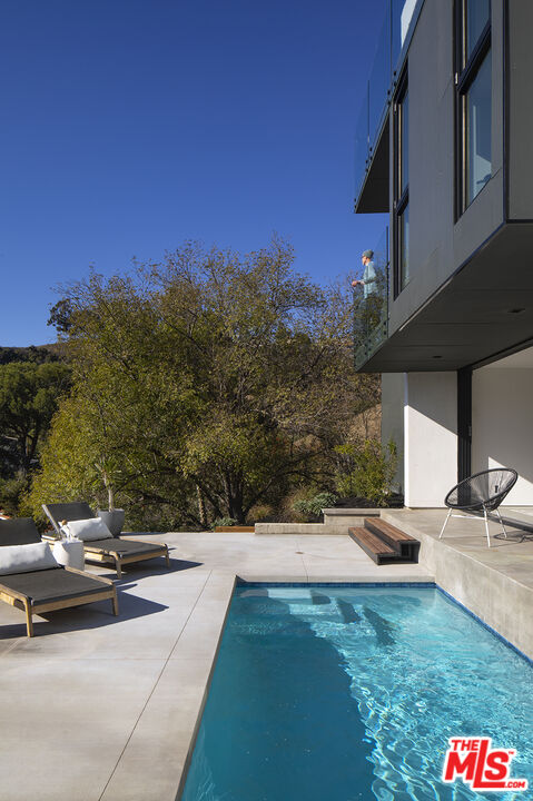 Sanctuary Crown, Hargrave Dr, 90068