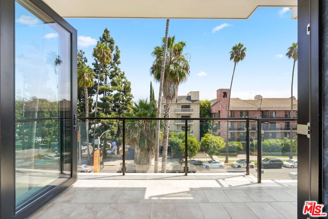 137 N Doheny Dr Unit: 3