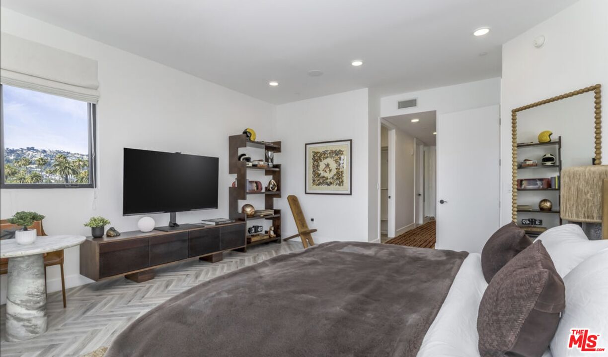 137 N Doheny Dr Unit: 4