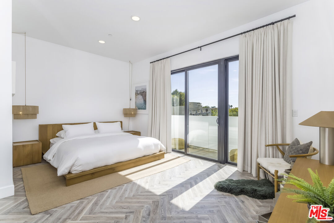 137 N Doheny Dr Unit: 4