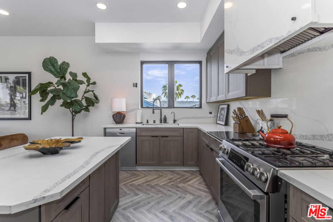 137 N Doheny Dr Unit: 4