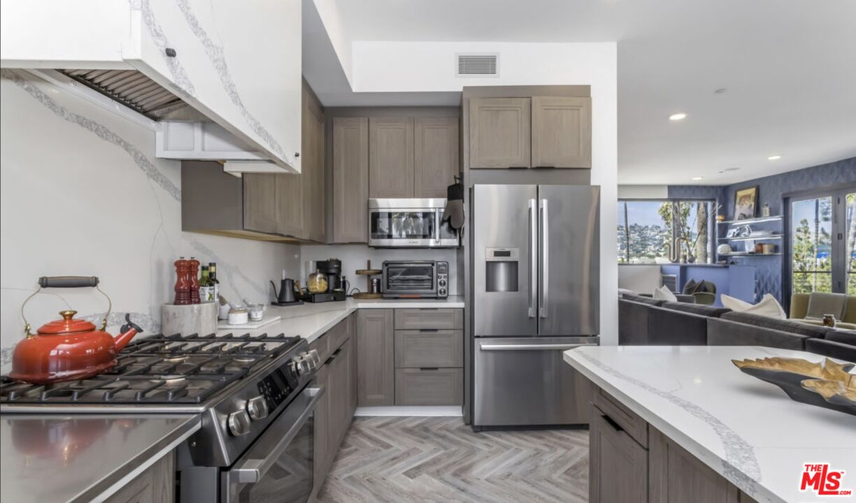 137 N Doheny Dr Unit: 4