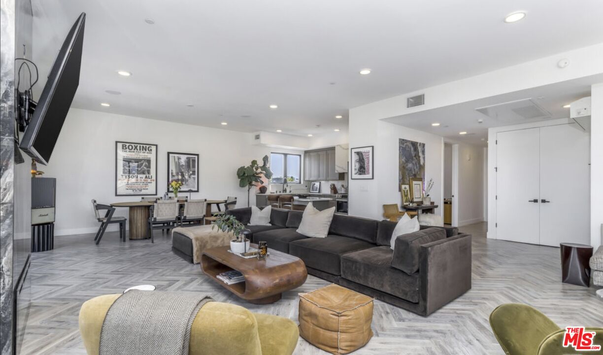 137 N Doheny Dr Unit: 4