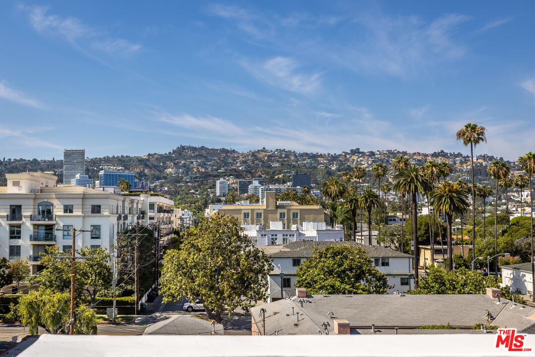 137 N Doheny Dr Unit: 4