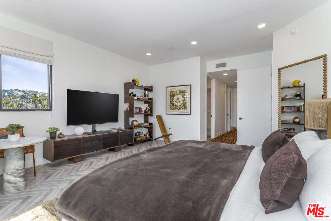 137 N Doheny Dr Unit: 4