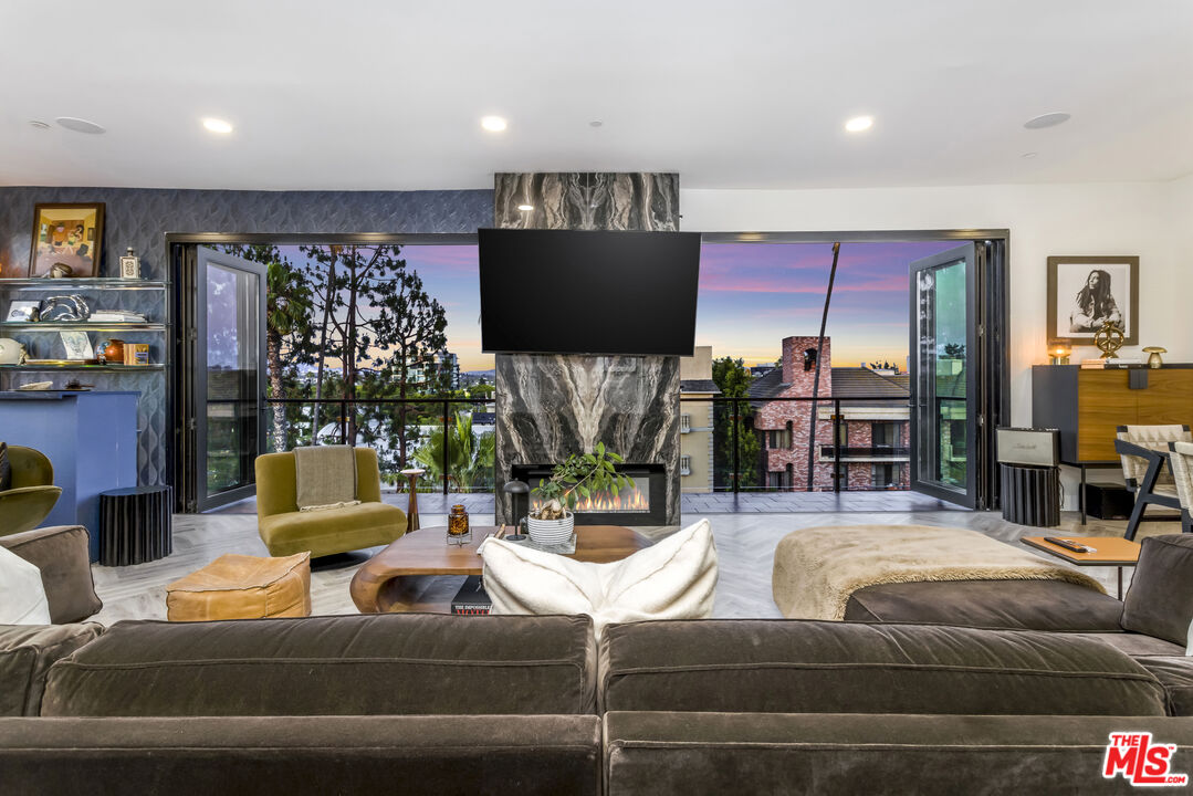137 N Doheny Dr Unit: 4