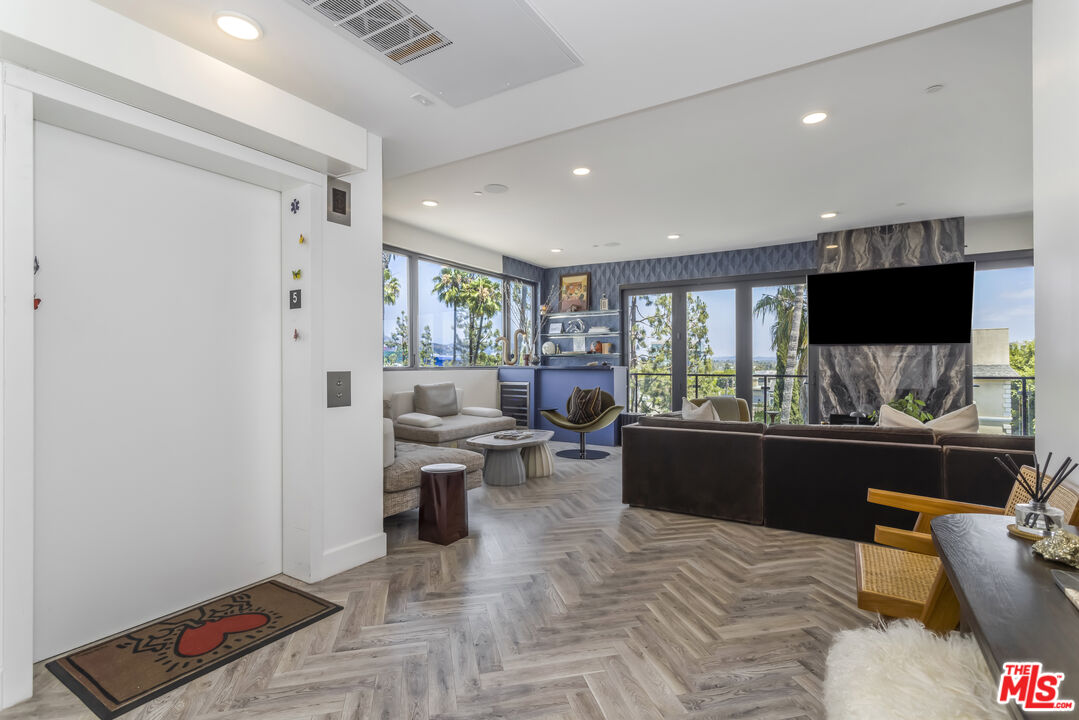 137 N Doheny Dr Unit: 4