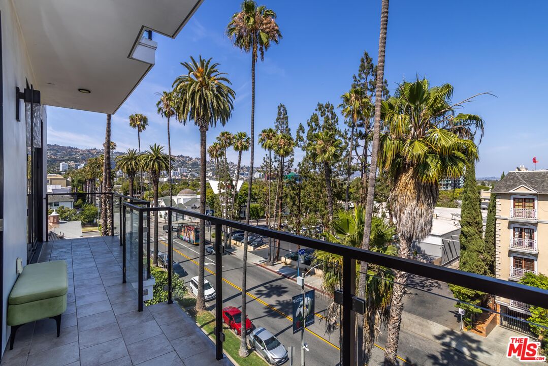 137 N Doheny Dr Unit: 4