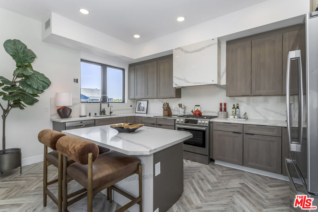 137 N Doheny Dr Unit: 4