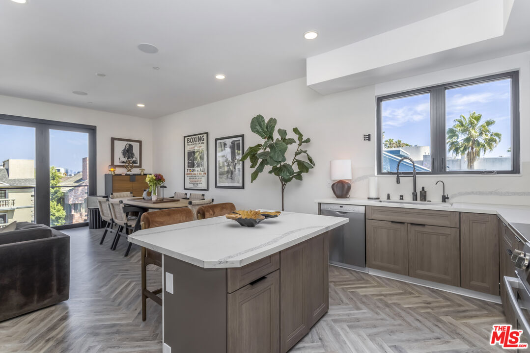 137 N Doheny Dr Unit: 4
