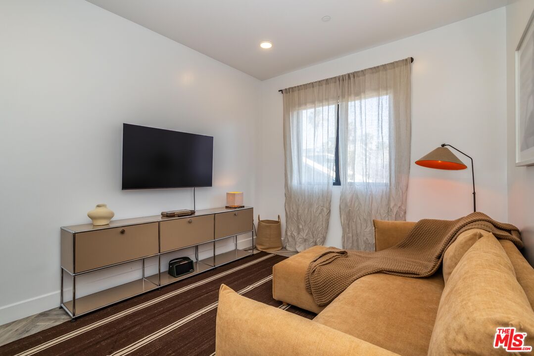137 N Doheny Dr Unit: 4
