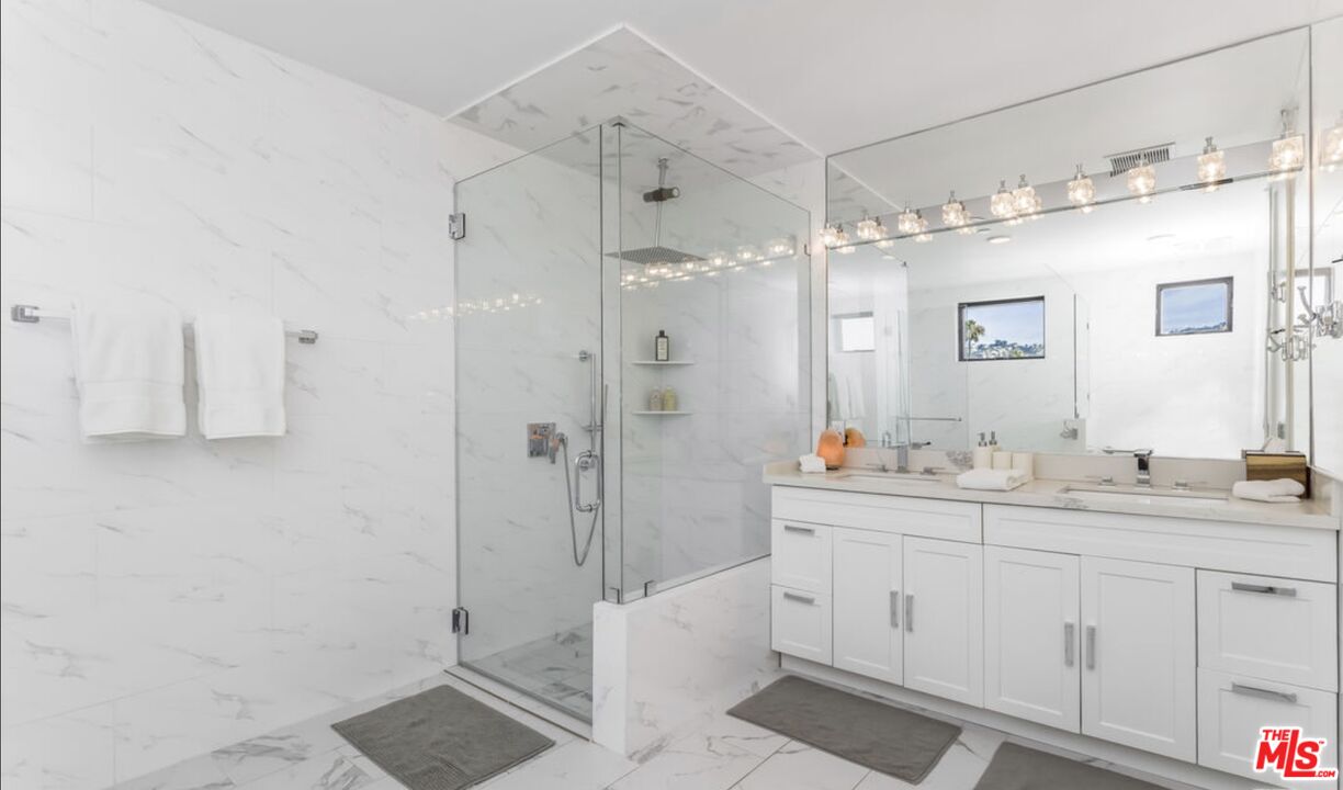 137 N Doheny Dr Unit: 4