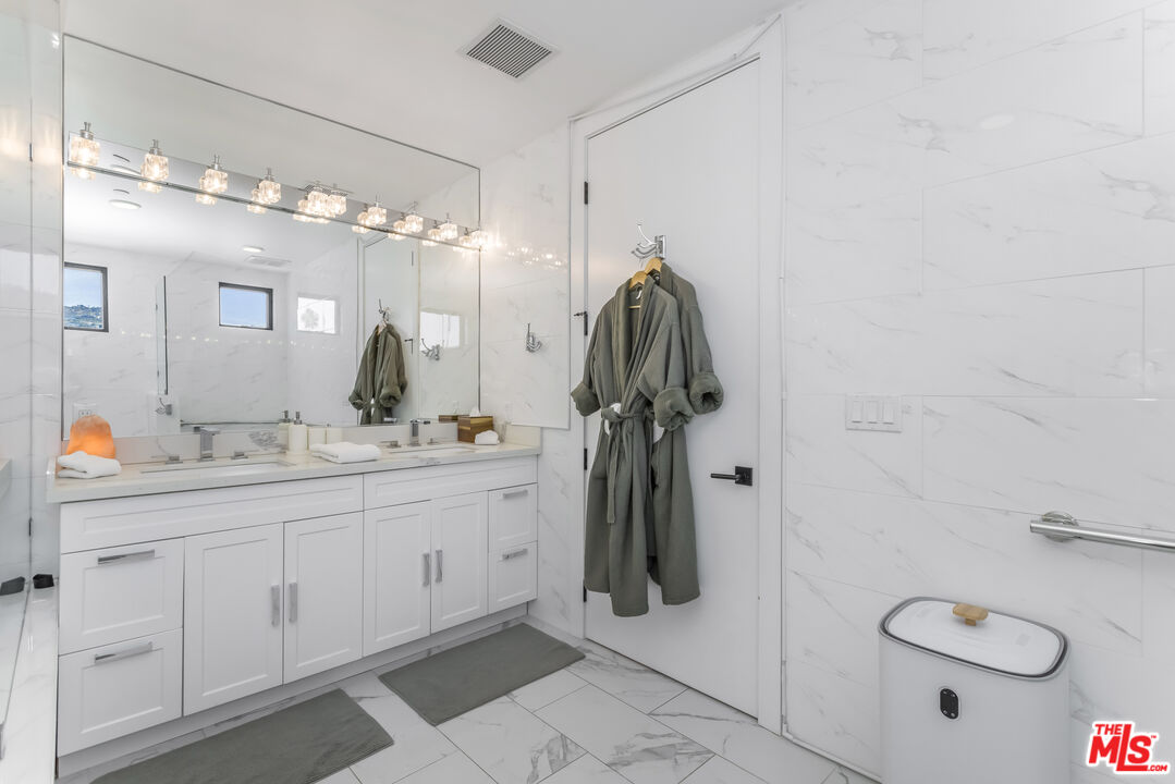137 N Doheny Dr Unit: 4