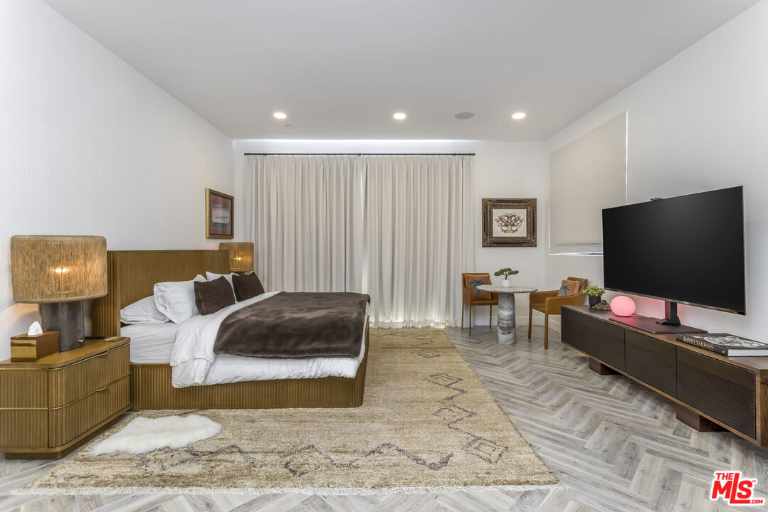 137 N Doheny Dr Unit: 4
