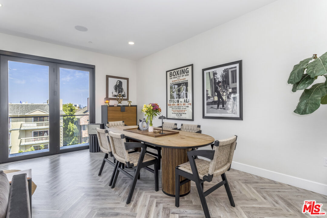137 N Doheny Dr Unit: 4
