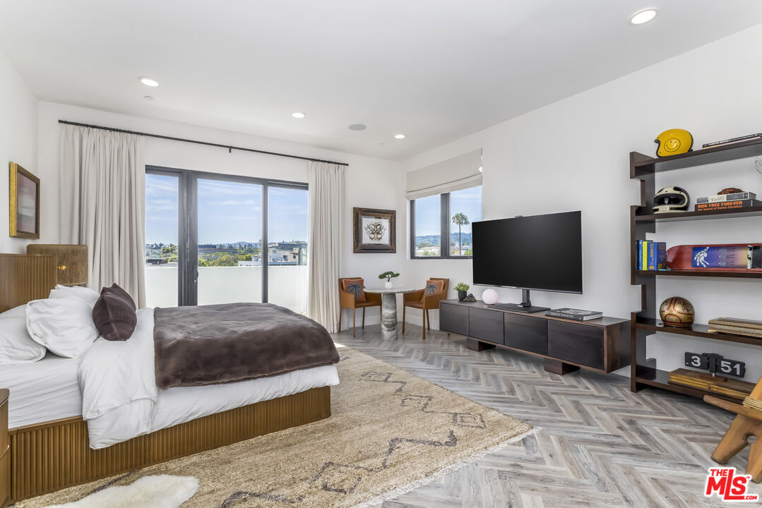137 N Doheny Dr Unit: 4