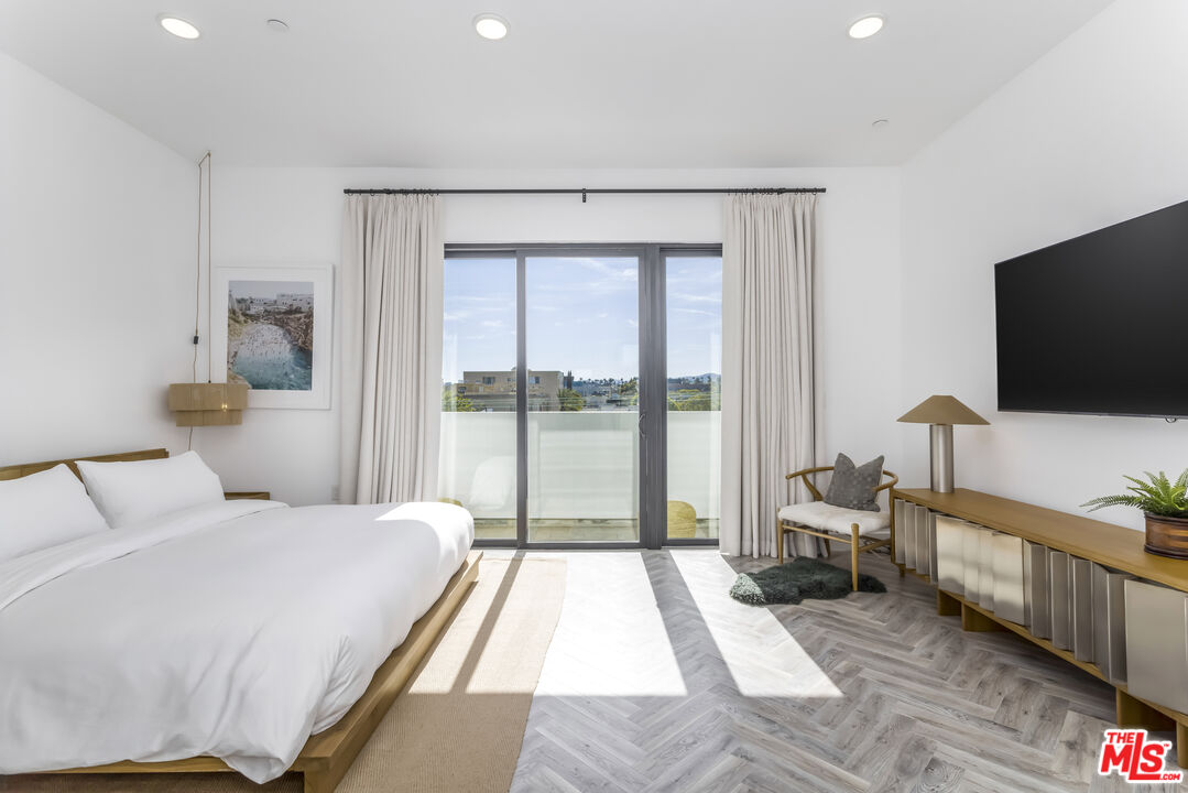 137 N Doheny Dr Unit: 4