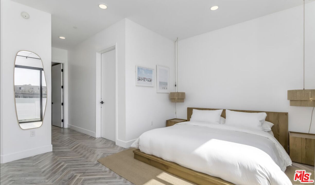 137 N Doheny Dr Unit: 4