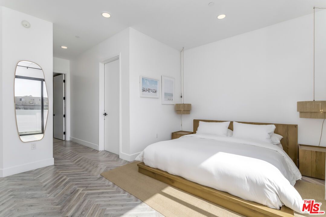 137 N Doheny Dr Unit: 4