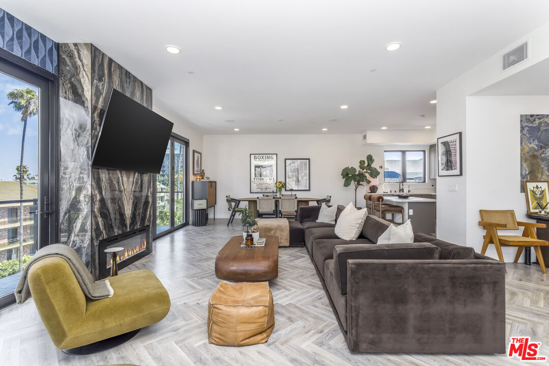 137 N Doheny Dr Unit: 4