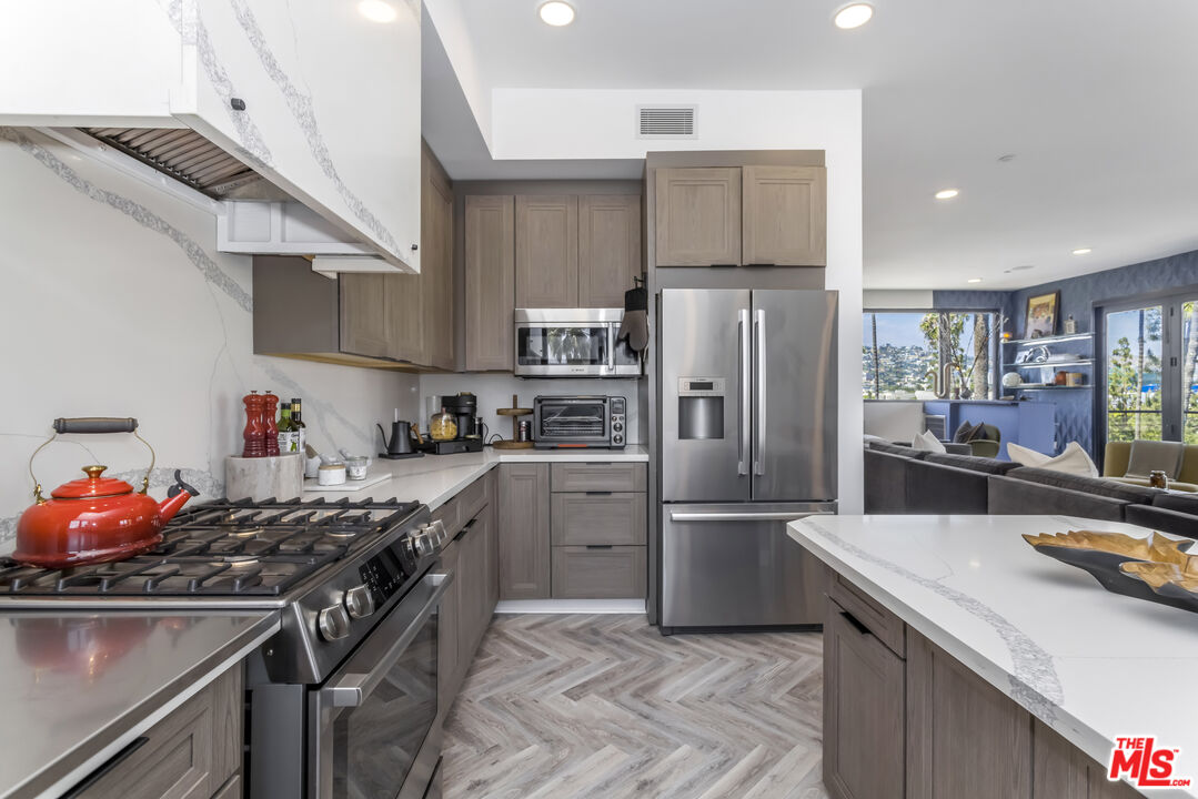 137 N Doheny Dr Unit: 4