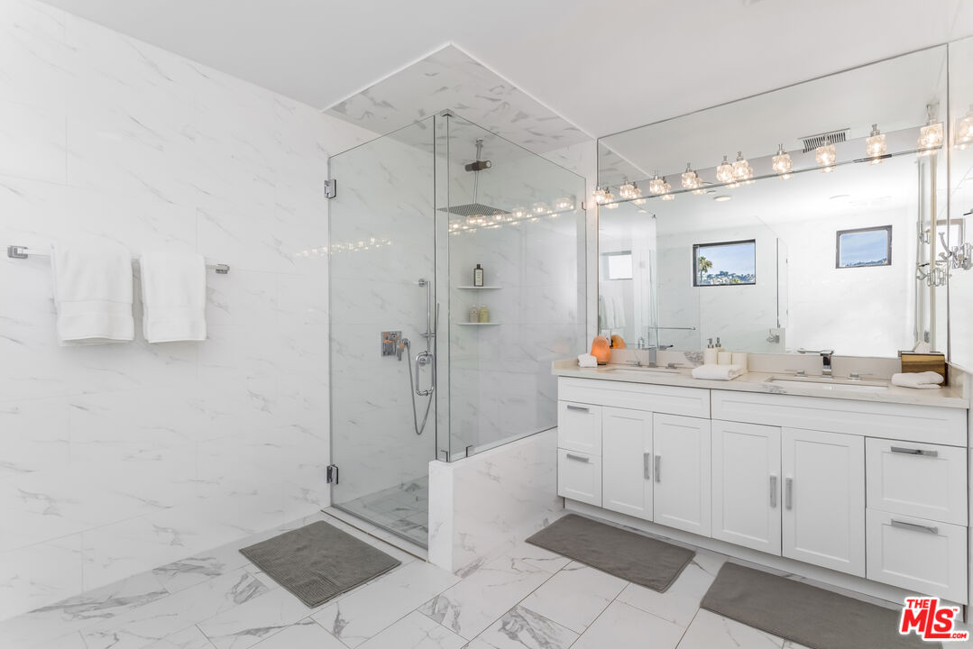 137 N Doheny Dr Unit: 4