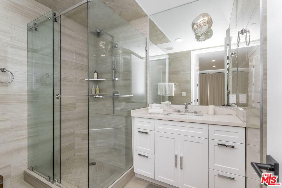 137 N Doheny Dr Unit: 4