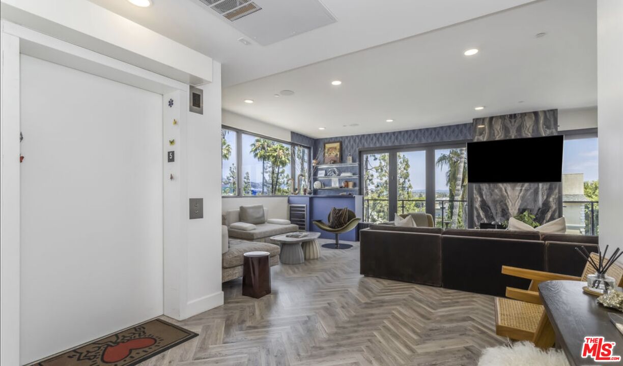 137 N Doheny Dr Unit: 4