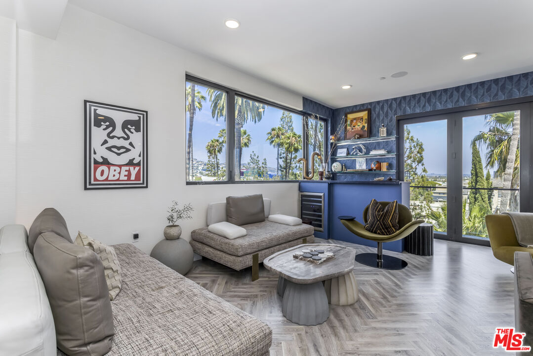 137 N Doheny Dr Unit: 4