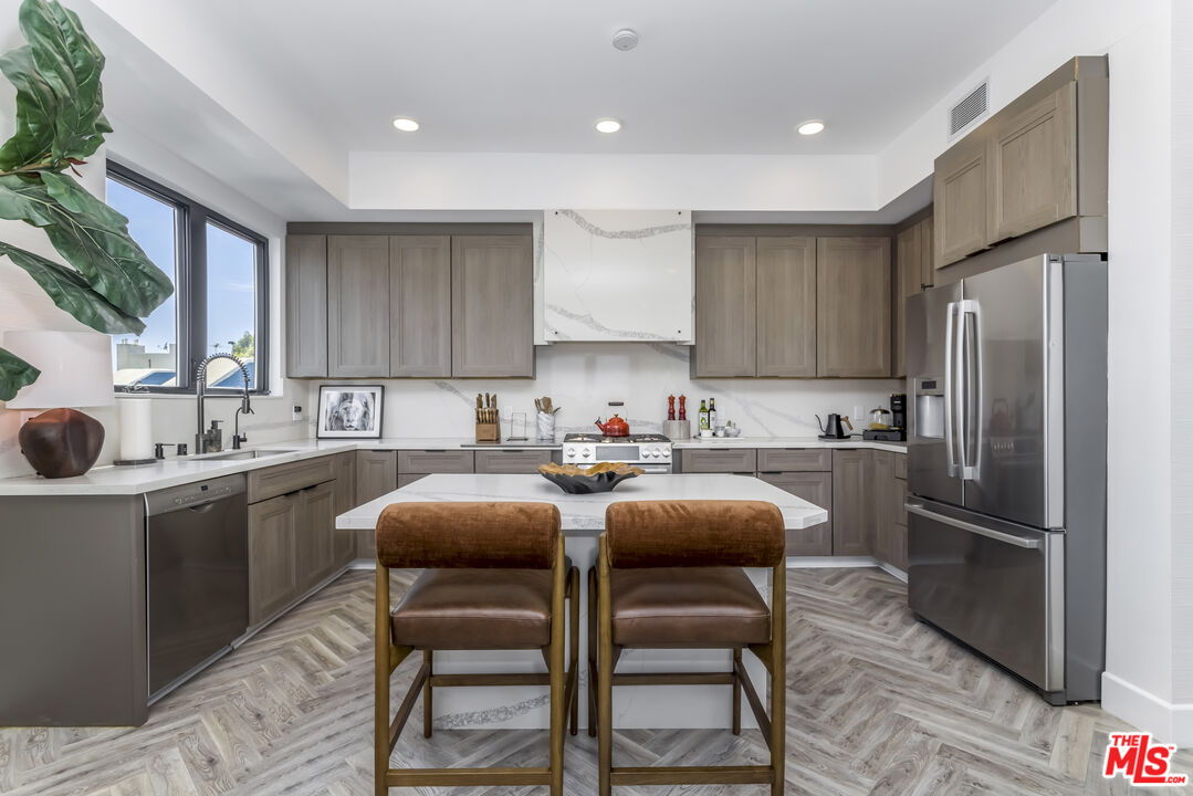 137 N Doheny Dr Unit: 4